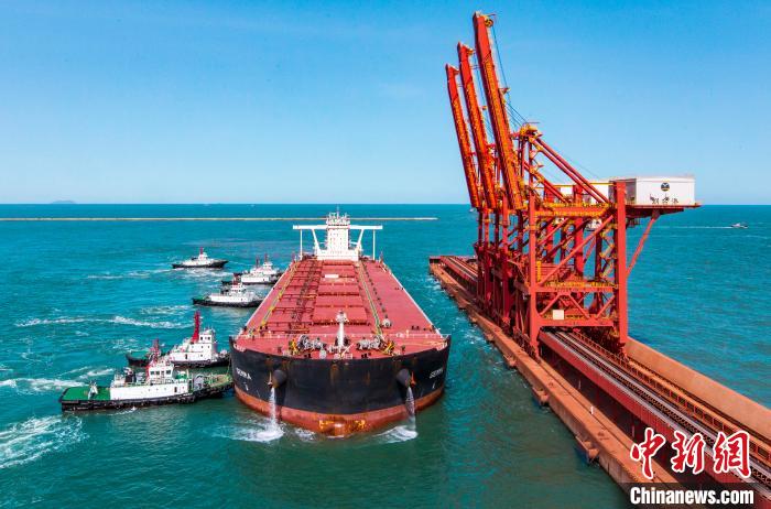 山东港口烟台港接卸30万吨级铝土矿船